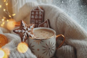 biscoito de Natal, caneca, neve, janela, aconchego, luzes