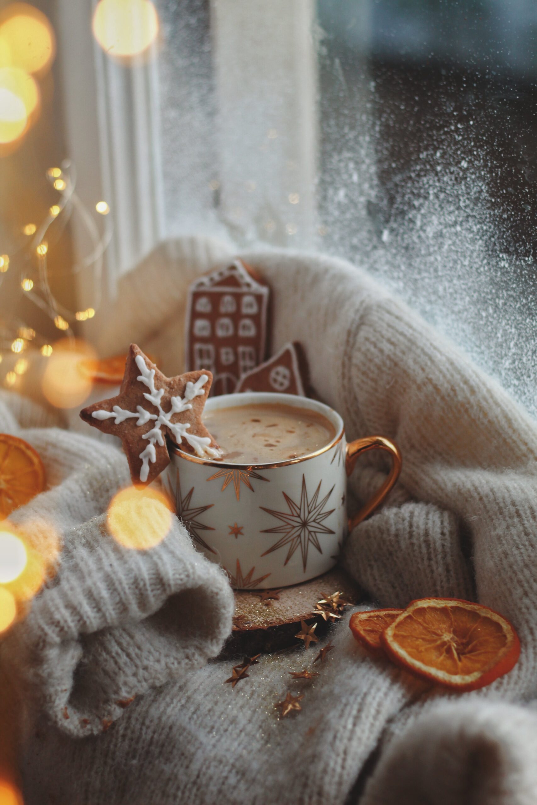 biscoito de Natal, caneca, neve, janela, aconchego, luzes